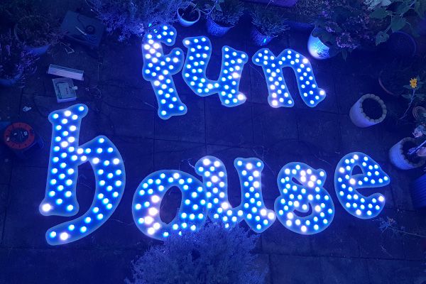 抖圈照明的娱光灯用在英国游乐装备展示